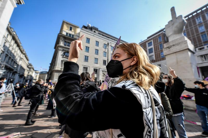 Festa della donna, la protesta fucsia in Piazza Affari e Duomo- FOTO