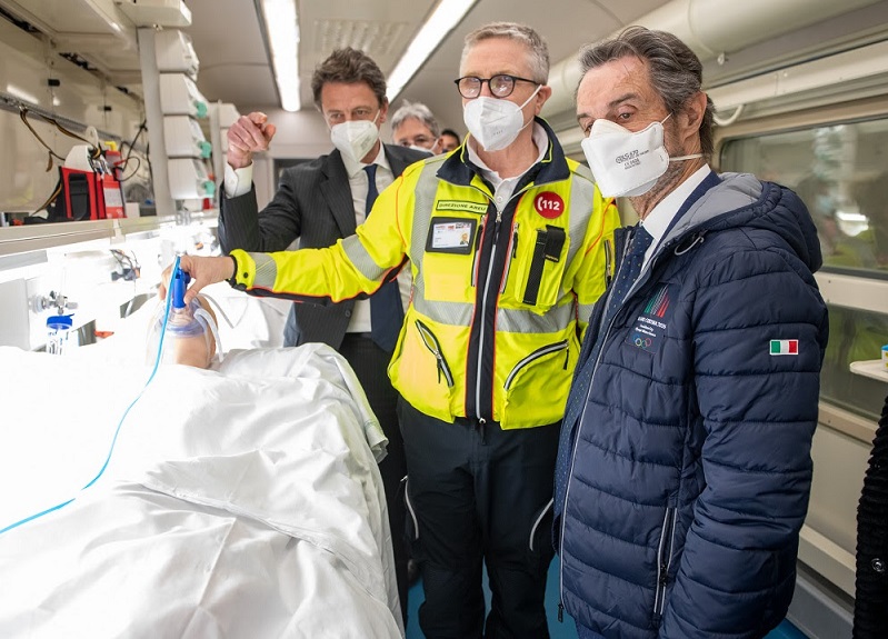 Covid, in Lombardia il treno sanitario: spazio per 21 pazienti intubati. FOTO Covid, in Lombardia il treno sanitario: spazio per 21 pazienti intubati. FOTO