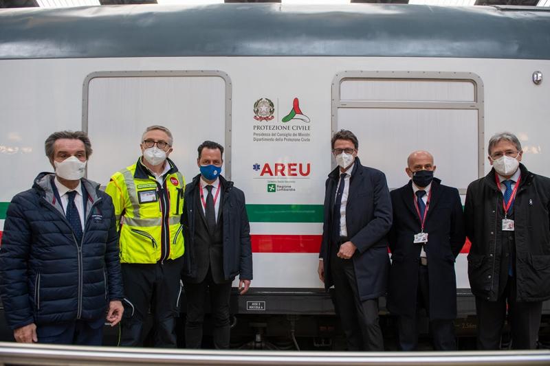 Covid, in Lombardia il treno sanitario: spazio per 21 pazienti intubati. FOTO Covid, in Lombardia il treno sanitario: spazio per 21 pazienti intubati. FOTO