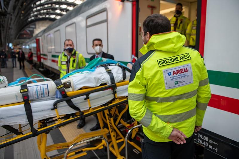 Covid, in Lombardia il treno sanitario: spazio per 21 pazienti intubati. FOTO Covid, in Lombardia il treno sanitario: spazio per 21 pazienti intubati. FOTO