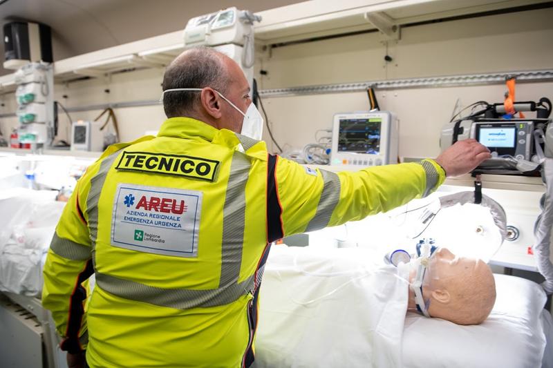 Covid, in Lombardia il treno sanitario: spazio per 21 pazienti intubati. FOTO Covid, in Lombardia il treno sanitario: spazio per 21 pazienti intubati. FOTO