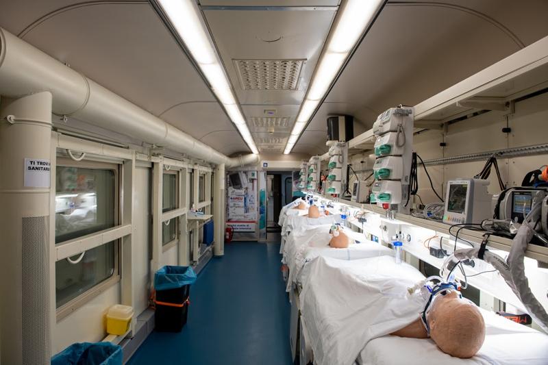 Covid, in Lombardia il treno sanitario: spazio per 21 pazienti intubati. FOTO Covid, in Lombardia il treno sanitario: spazio per 21 pazienti intubati. FOTO