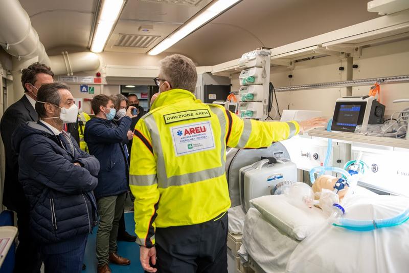 Covid, in Lombardia il treno sanitario: spazio per 21 pazienti intubati. FOTO Covid, in Lombardia il treno sanitario: spazio per 21 pazienti intubati. FOTO