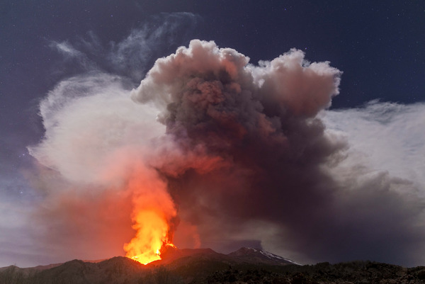 Eruzione Etna: spettacolo continuo, notte di fuoco e lava Eruzione Etna: spettacolo continuo, notte di fuoco e lava