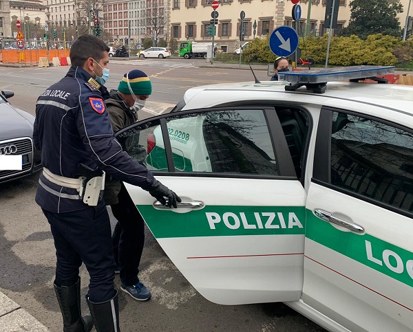 Milano, rimpatriati quattro senza fissa dimora che importunavano i residenti