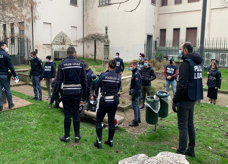 Milano, rimpatriati quattro senza fissa dimora che importunavano i residenti Milano, rimpatriati quattro senza fissa dimora che importunavano i residenti