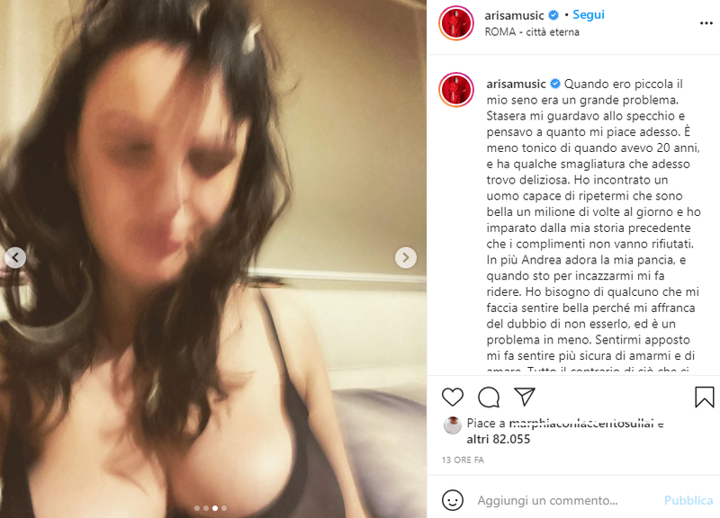Arisa mostra il seno: “Ora mi piace anche grazie a chi mi fa sentire bella”