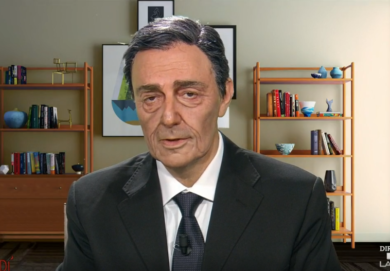 Marcoré nei panni di Draghi gioca col Monopoly, imitazione esilarante. VIDEO