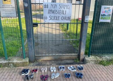 Scarpe fuori dalle scuole chiuse: la protesta dei bambini di Opera”