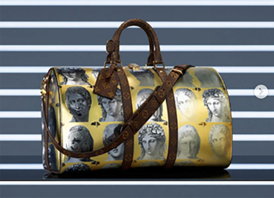 Louis Vuitton si allea con Fornasetti. Borse griffate dall’atelier milanese