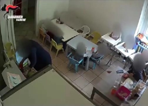 Botte e insulti a bambini di 3 anni: arrestata maestra dell’organico Covid Botte e insulti a bambini di 3 anni: arrestata maestra dell’organico Covid