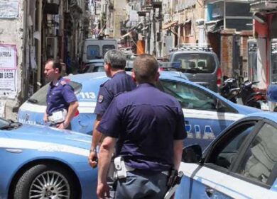 Napoli, rimozione di 500 tra altarini e murales dedicati ai boss camorristi