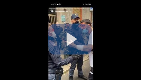 Corona torna in carcere, lui si taglia i polsi. Show Instagram. VIDEO Corona torna in carcere, lui si taglia i polsi. Show Instagram. VIDEO