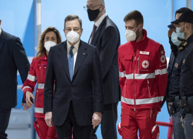 Draghi: “Produrremo i vaccini in Italia, Ritmo 170.000 al giorno, triplicherà”