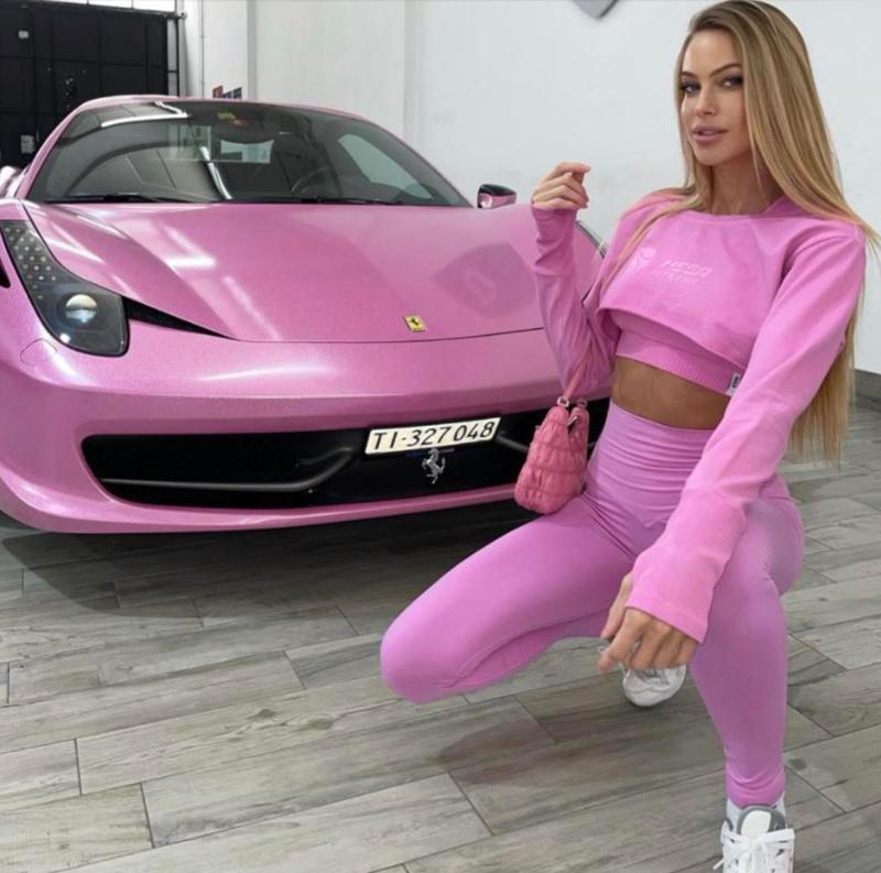 Taylor Mega in Ferrari rosa, così lancia la nuova linea di abbigliamento Taylor Mega in Ferrari rosa, così lancia la nuova linea di abbigliamento