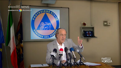 Fratelli di Crozza: la gaffe di Zaia: “dobbiamo vaccinare tutti anche i’cargiver’ che guidano le macchine per i veci”