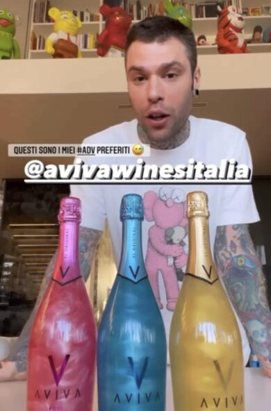 Avete visto l’ultima storia di Fedez? Brinda così…