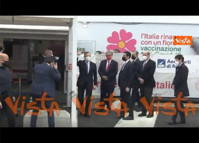 Mario Draghi visita il centro vaccinale anti-covid a Fiumicino. Le immagini