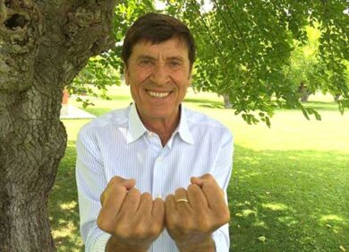 Ustioni su mani e gambe, Gianni Morandi in ospedale. Caduto in un fuoco
