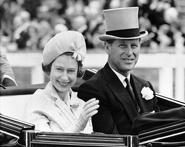 Harry e Meghan: regina Elisabetta soffoca la Markle come George Floyd Harry e Meghan: regina Elisabetta soffoca la Markle come George Floyd