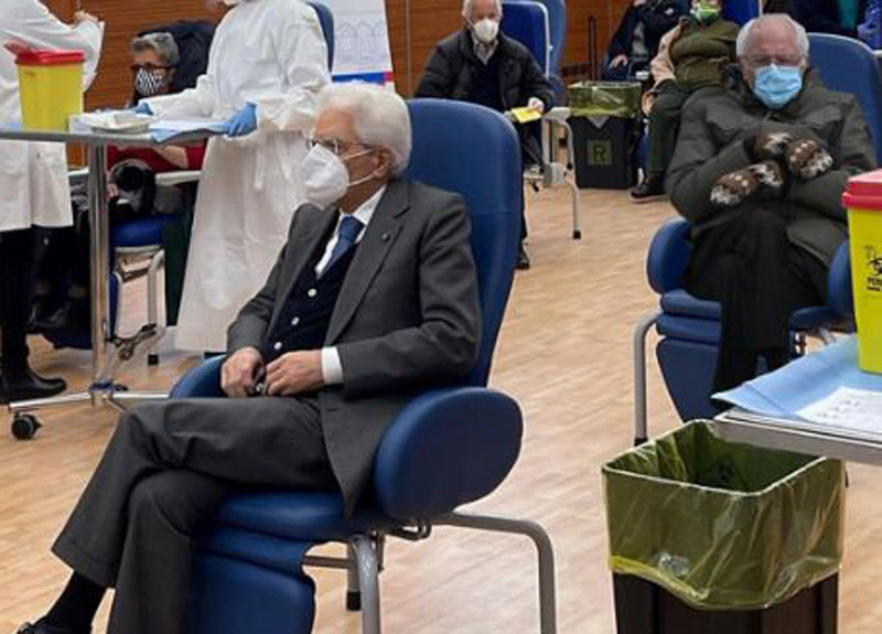 Vaccino, con Mattarella pure Bernie Sanders. L’ironia della rete