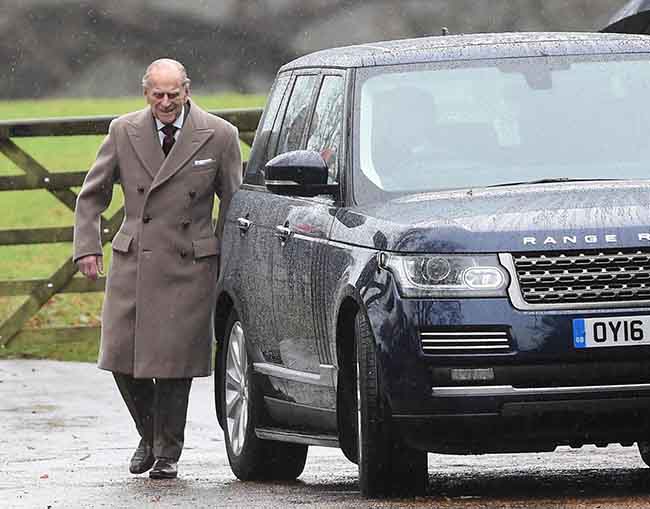 Harry e Meghan: regina Elisabetta soffoca la Markle come George Floyd Harry e Meghan: regina Elisabetta soffoca la Markle come George Floyd