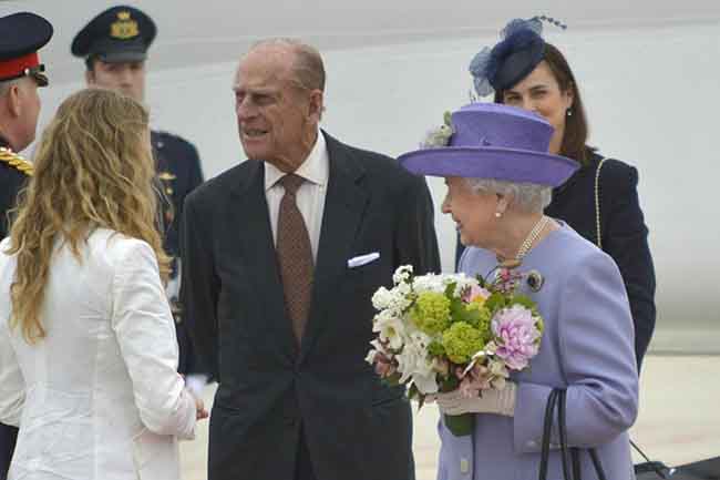 Harry e Meghan: regina Elisabetta soffoca la Markle come George Floyd Harry e Meghan: regina Elisabetta soffoca la Markle come George Floyd