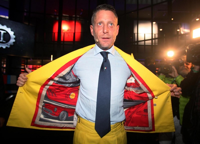 Lapo Elkann ricorda il nonno Gianni Agnelli con una “24 ore” di frasi storiche Lapo Elkann ricorda il nonno Gianni Agnelli con una “24 ore” di frasi storiche