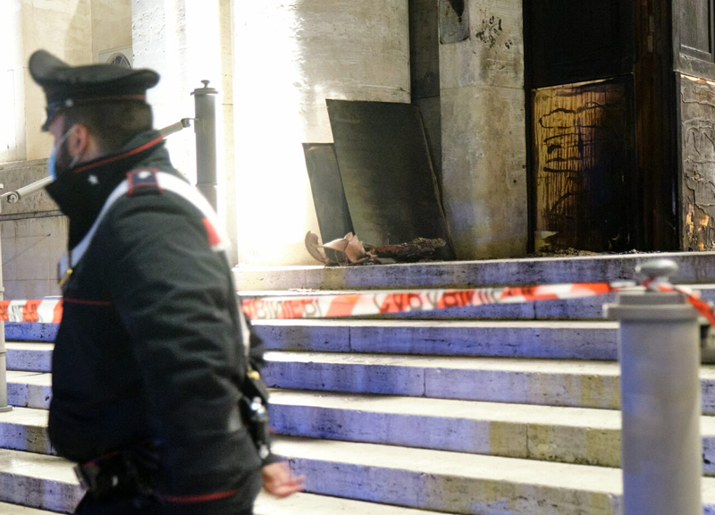 Attentato incendiario all’Istituto Superiore di Sanità a Roma: portone a fuoco