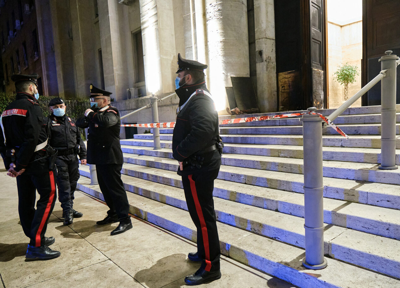 Attentato incendiario all’Istituto Superiore di Sanità a Roma: portone a fuoco