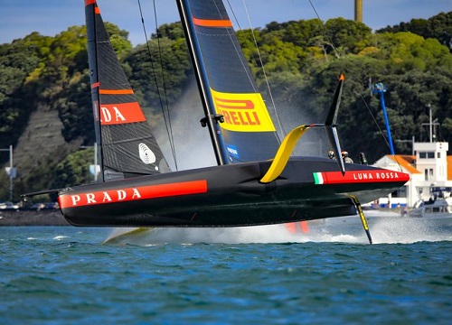 America’s Cup, niente vento. Le barche high-tech si arrendono America’s Cup, niente vento. Le barche high-tech si arrendono