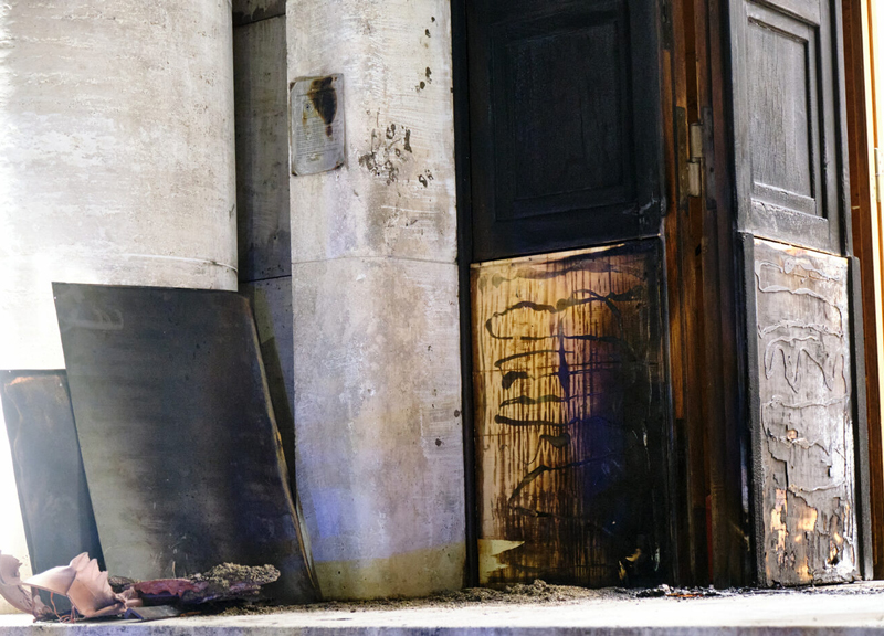 Roma, attentato incendiario all’Istituto Superiore di Sanità: portone a fuoco Roma, attentato incendiario all’Istituto Superiore di Sanità: portone a fuoco