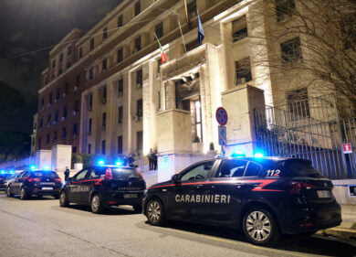 Roma, attentato incendiario all’Istituto Superiore di Sanità: portone a fuoco