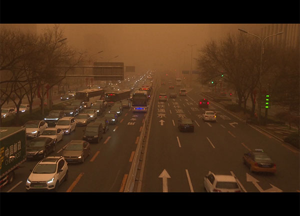 Cina, tempesta di sabbia e smog a Pechino. Il video