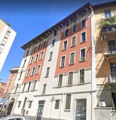 Via Plinio Milano, facciata liberty ridipinta in “total black”. FOTO