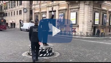Piazza Venezia, torna la pedana dei vigili resa immortale da Alberto Sordi
