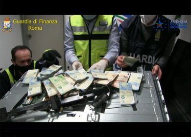 Aprono la tv e trovano 120 mila euro in contanti. I soldi diretti in Nigeria