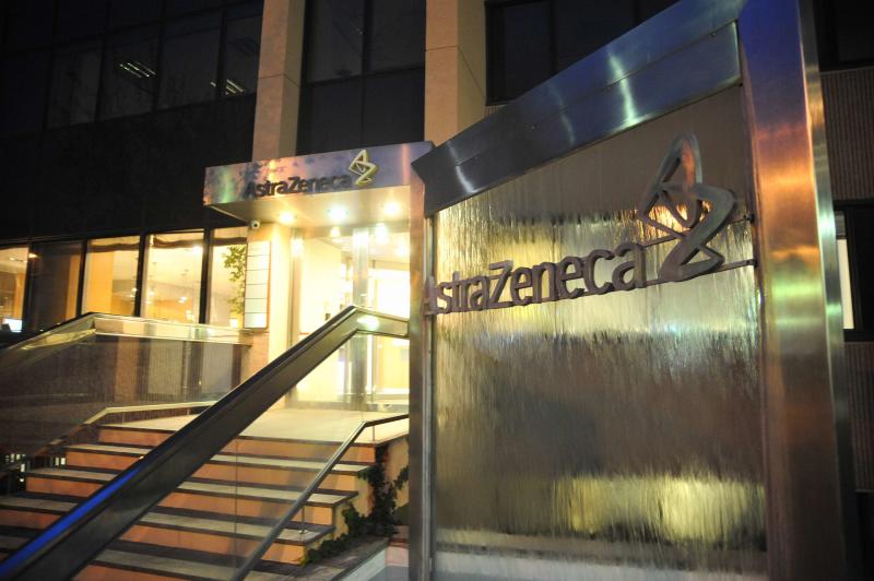 Vaccino AstraZeneca, l’unico a prezzo calmierato: speculazione dei big pharma? Vaccino AstraZeneca, l’unico a prezzo calmierato: speculazione dei big pharma?