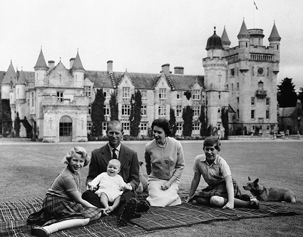Principe Filippo news: torna dalla Regina Elisabetta a Windsor Castle. FOTO Principe Filippo news: torna dalla Regina Elisabetta a Windsor Castle. FOTO