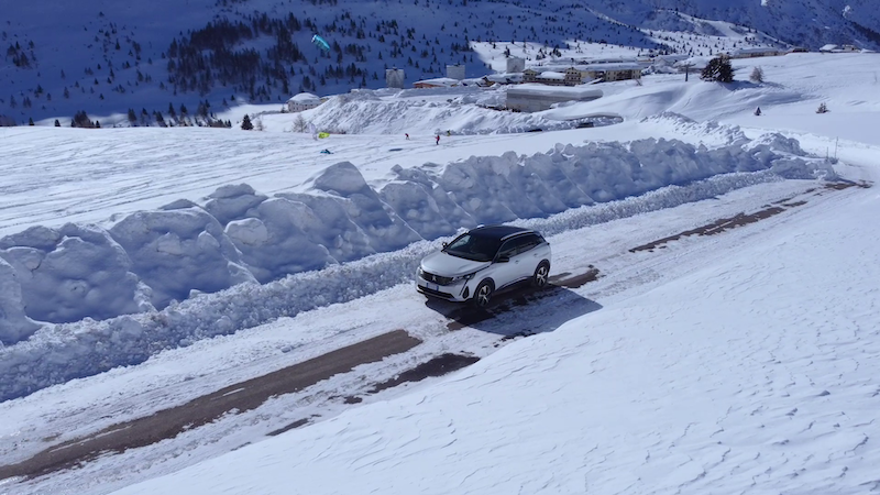 Nuovo Peugeot 3008 Hybrid 4, testato al Passo del Tonale