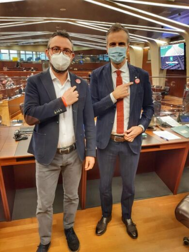 Regione, Piloni (PD) spilla contro femminicidi a uomini di Consiglio e Giunta