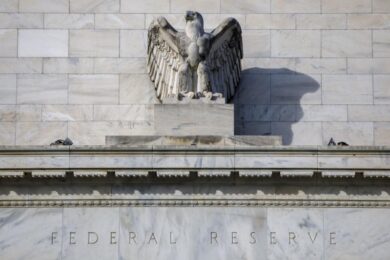 Fed, lascia i tassi invariati ma alza le stime su crescita e inflazione in Usa