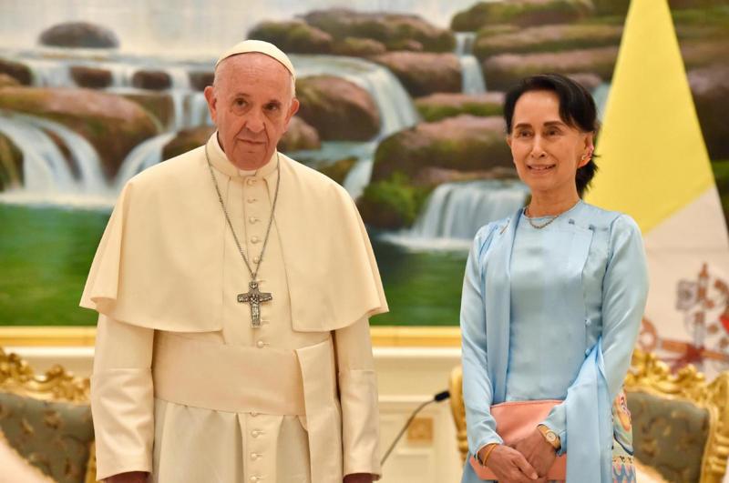 Myanmar, Papa Francesco: “Mi inginocchio perché cessi la violenza” Myanmar, Papa Francesco: “Mi inginocchio perché cessi la violenza”