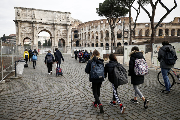 Covid, 24.935 casi e 423 morti: La positività sale al 7% Covid, 24.935 casi e 423 morti: La positività sale al 7%