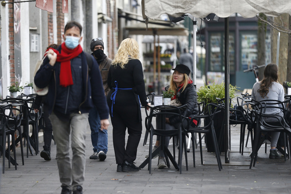 Covid, 25.735 nuovi casi e 386 morti: la positività resta stabile al 7% Covid, 25.735 nuovi casi e 386 morti: la positività resta stabile al 7%