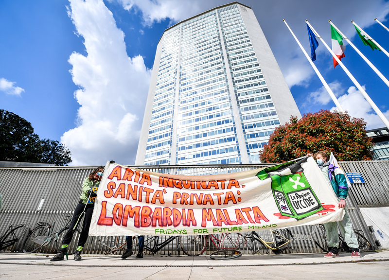Fridays For Future, blitz al Pirellone: bici attaccate alla cancellata Fridays For Future, blitz al Pirellone: bici attaccate alla cancellata