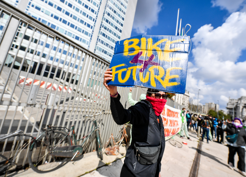 Fridays For Future, blitz al Pirellone: bici attaccate alla cancellata Fridays For Future, blitz al Pirellone: bici attaccate alla cancellata