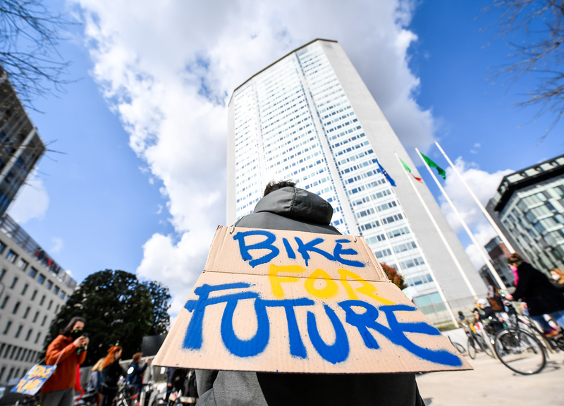 Fridays For Future, blitz al Pirellone: bici attaccate alla cancellata Fridays For Future, blitz al Pirellone: bici attaccate alla cancellata