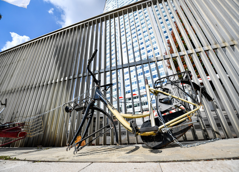 Fridays For Future, blitz al Pirellone: bici attaccate alla cancellata Fridays For Future, blitz al Pirellone: bici attaccate alla cancellata