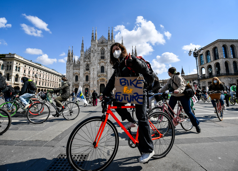 Fridays For Future, blitz al Pirellone: bici attaccate alla cancellata Fridays For Future, blitz al Pirellone: bici attaccate alla cancellata